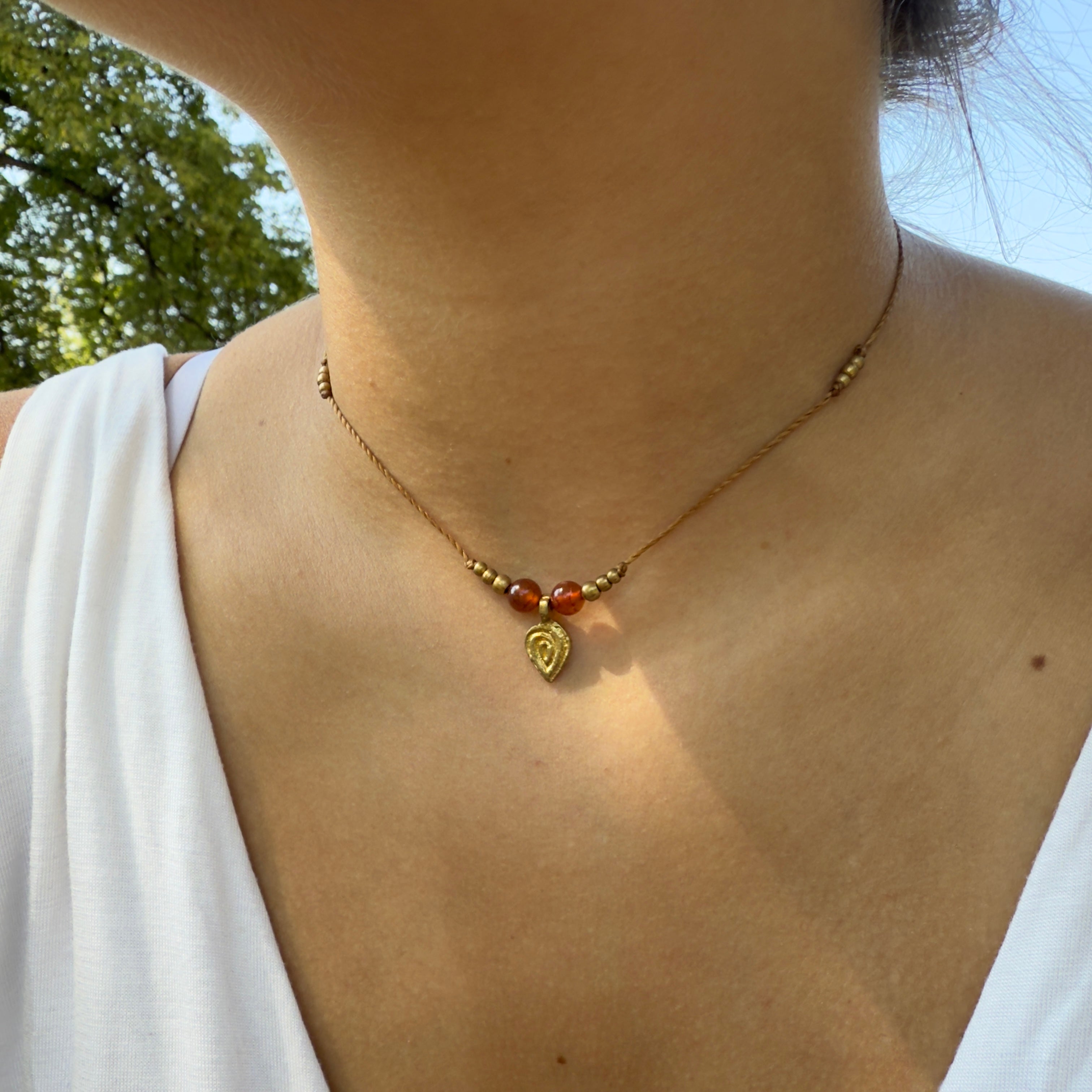 Kette mit Messingperlen und Anhänger