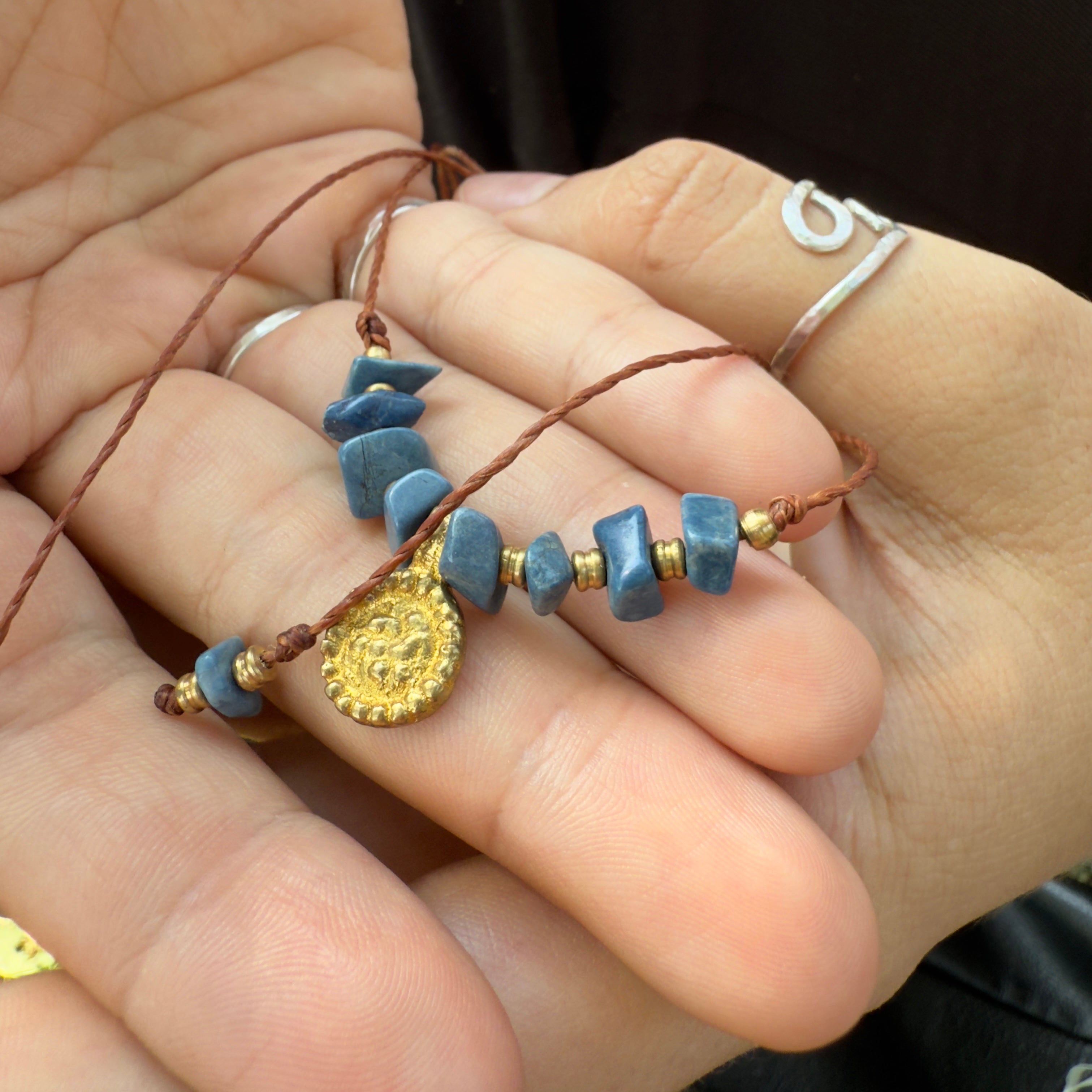 Edelsteinkette mit Messingperlen und Anhänger