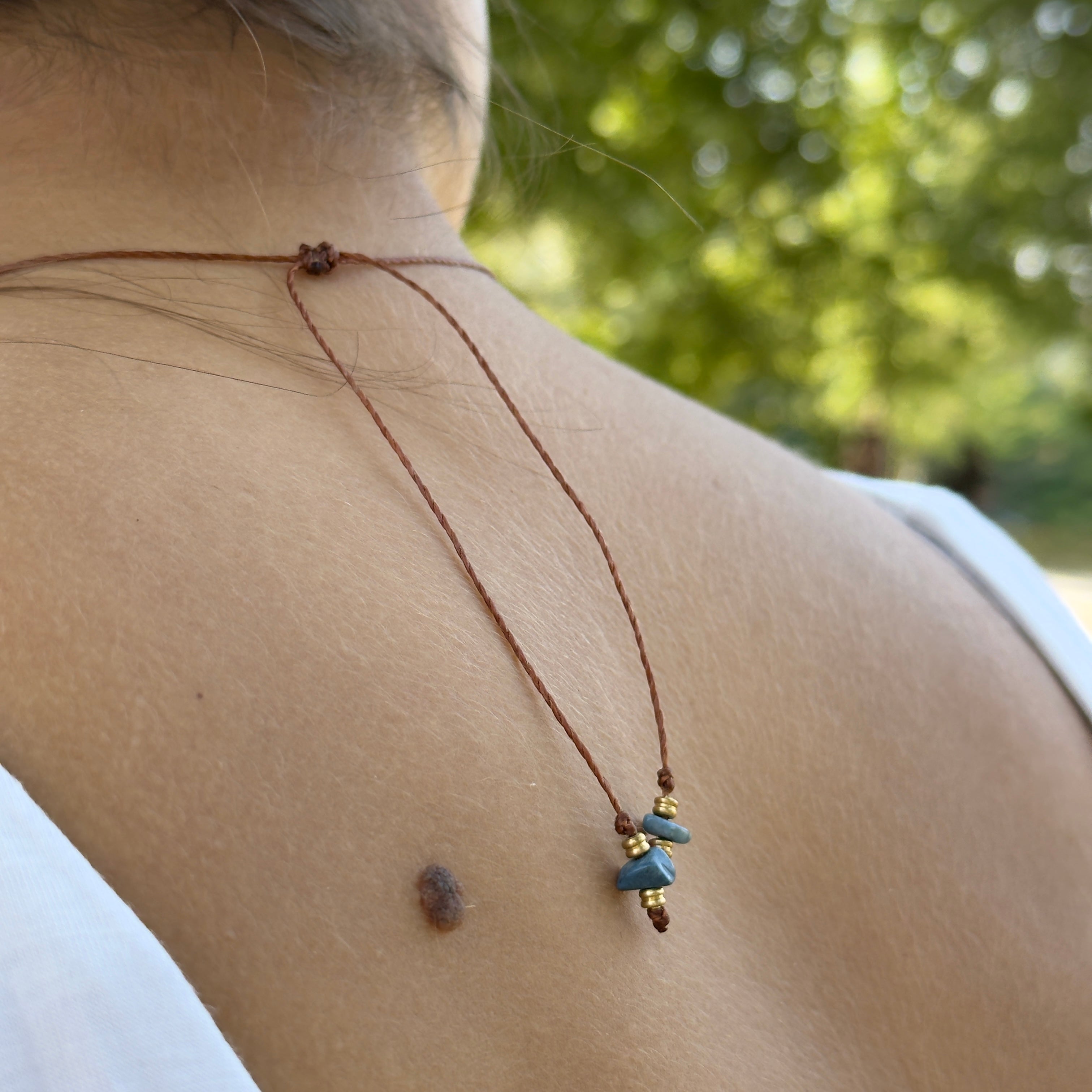 Edelsteinkette mit Messingperlen und Anhänger