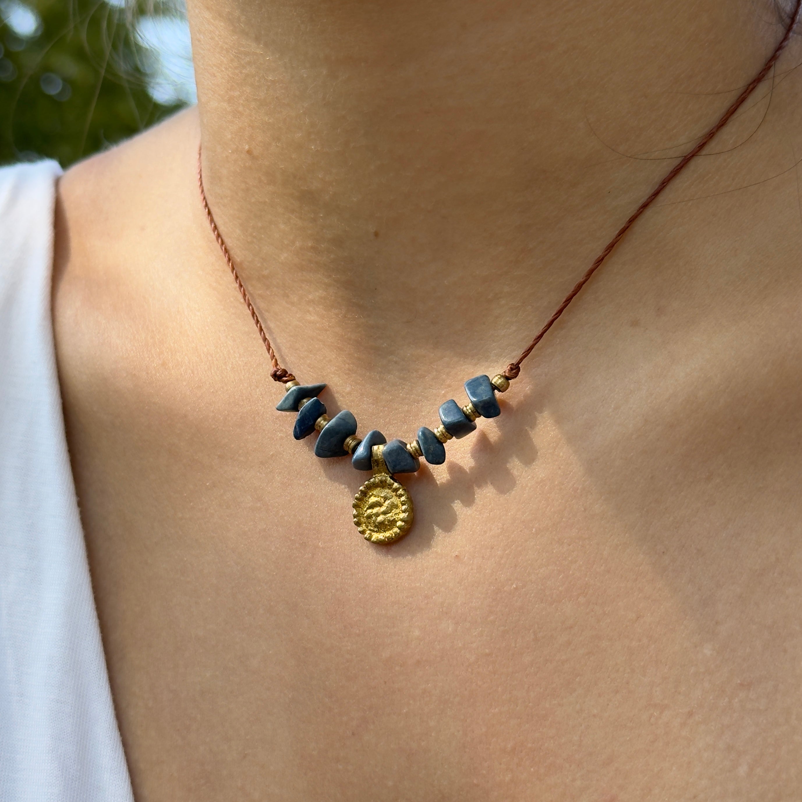 Edelsteinkette mit Messingperlen und Anhänger