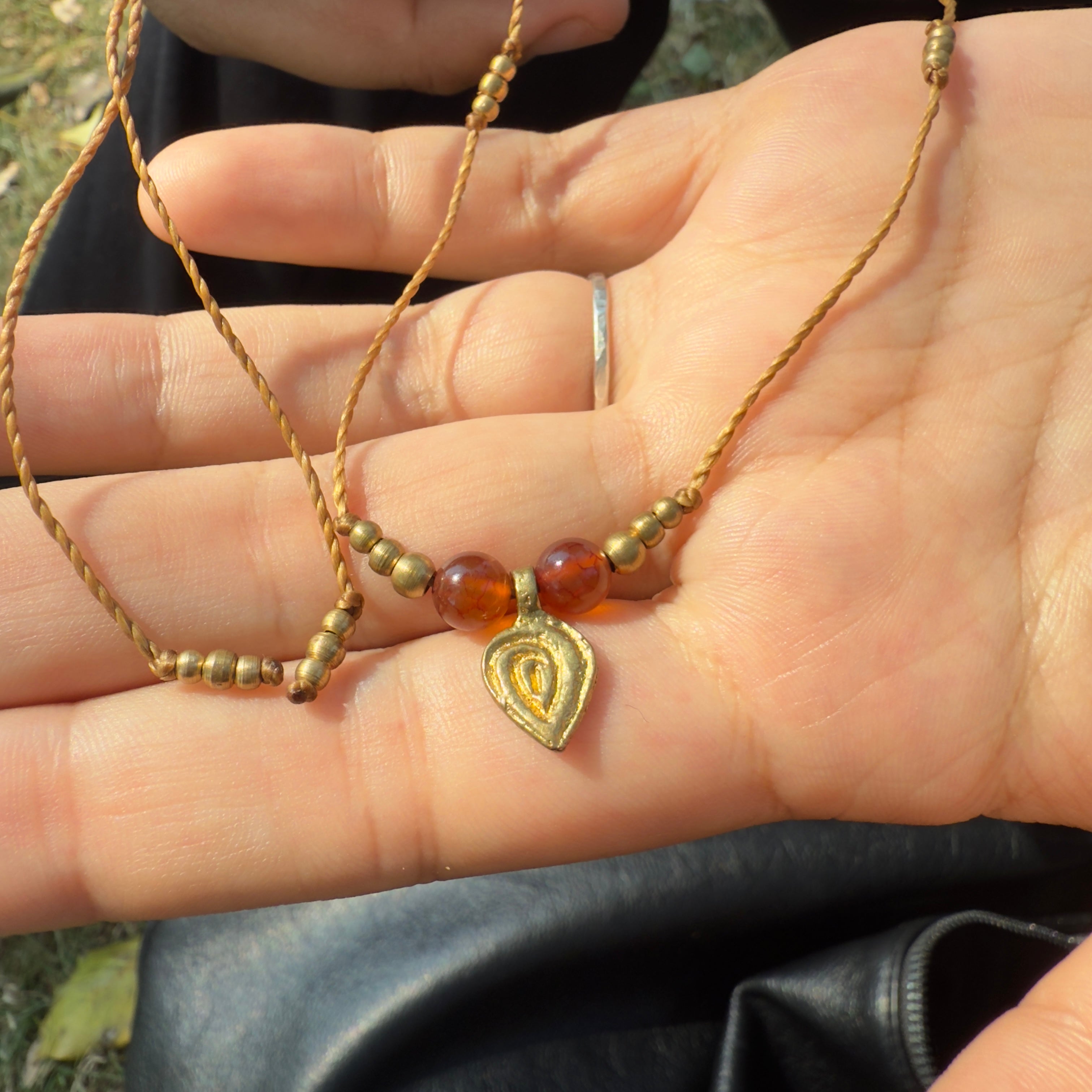 Kette mit Messingperlen und Anhänger