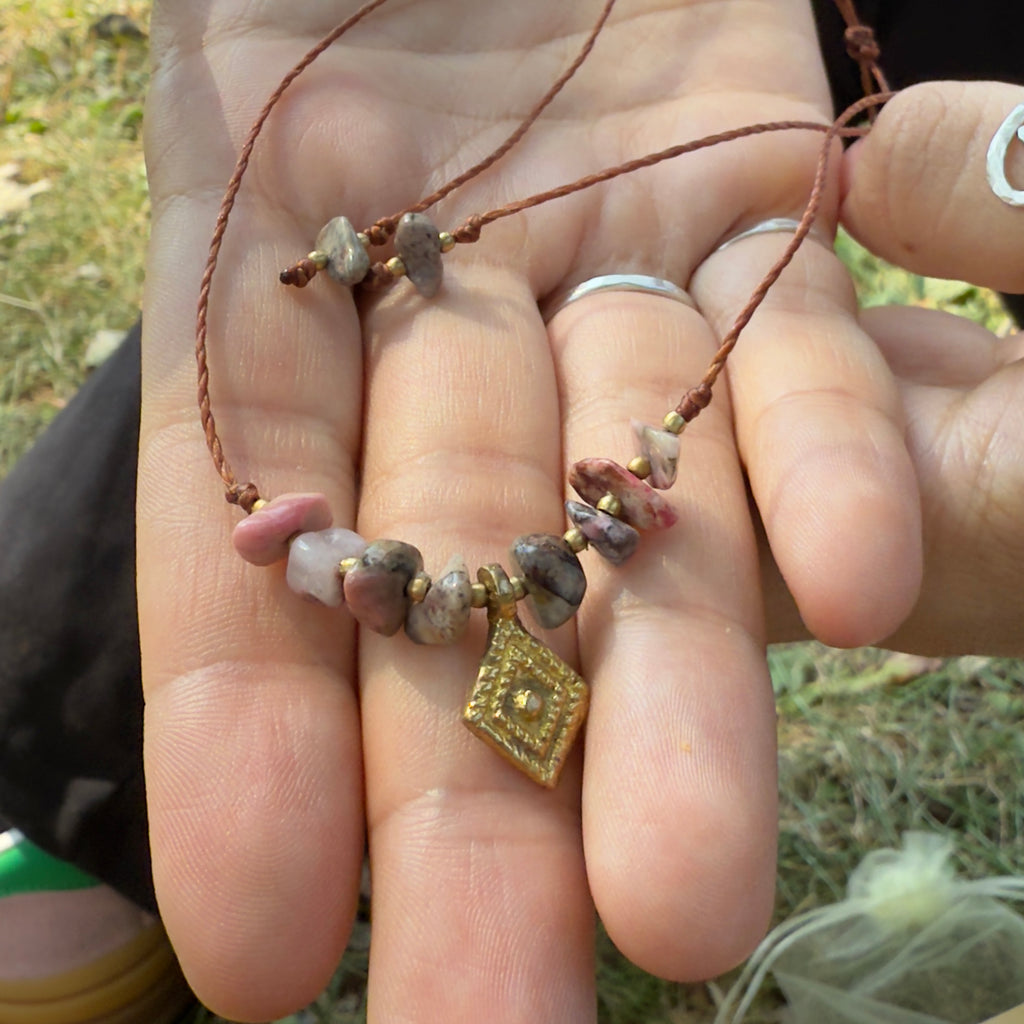 Edelsteinkette mit Messinganhänger