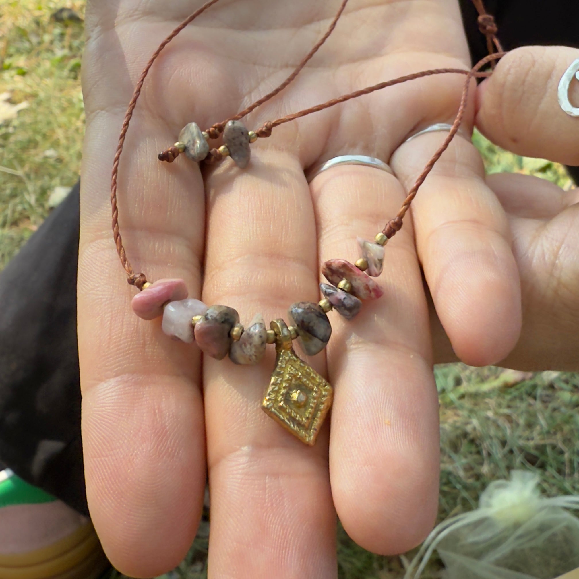 Edelsteinkette mit Messinganhänger