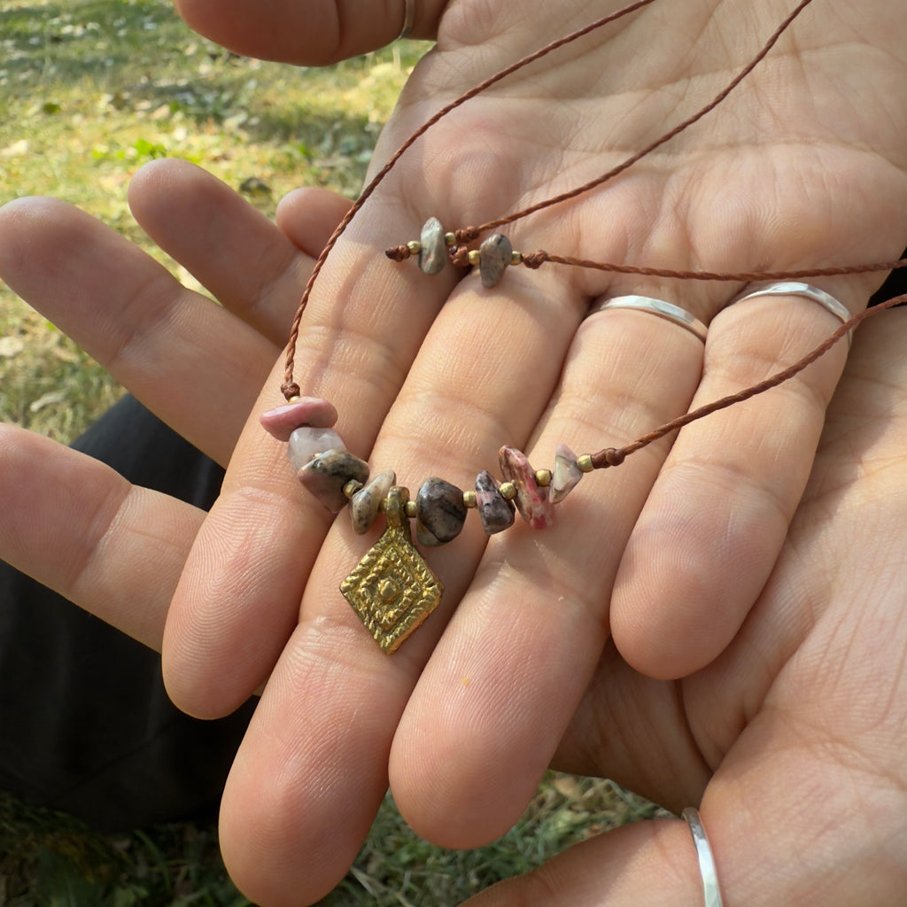 Edelsteinkette mit Messinganhänger