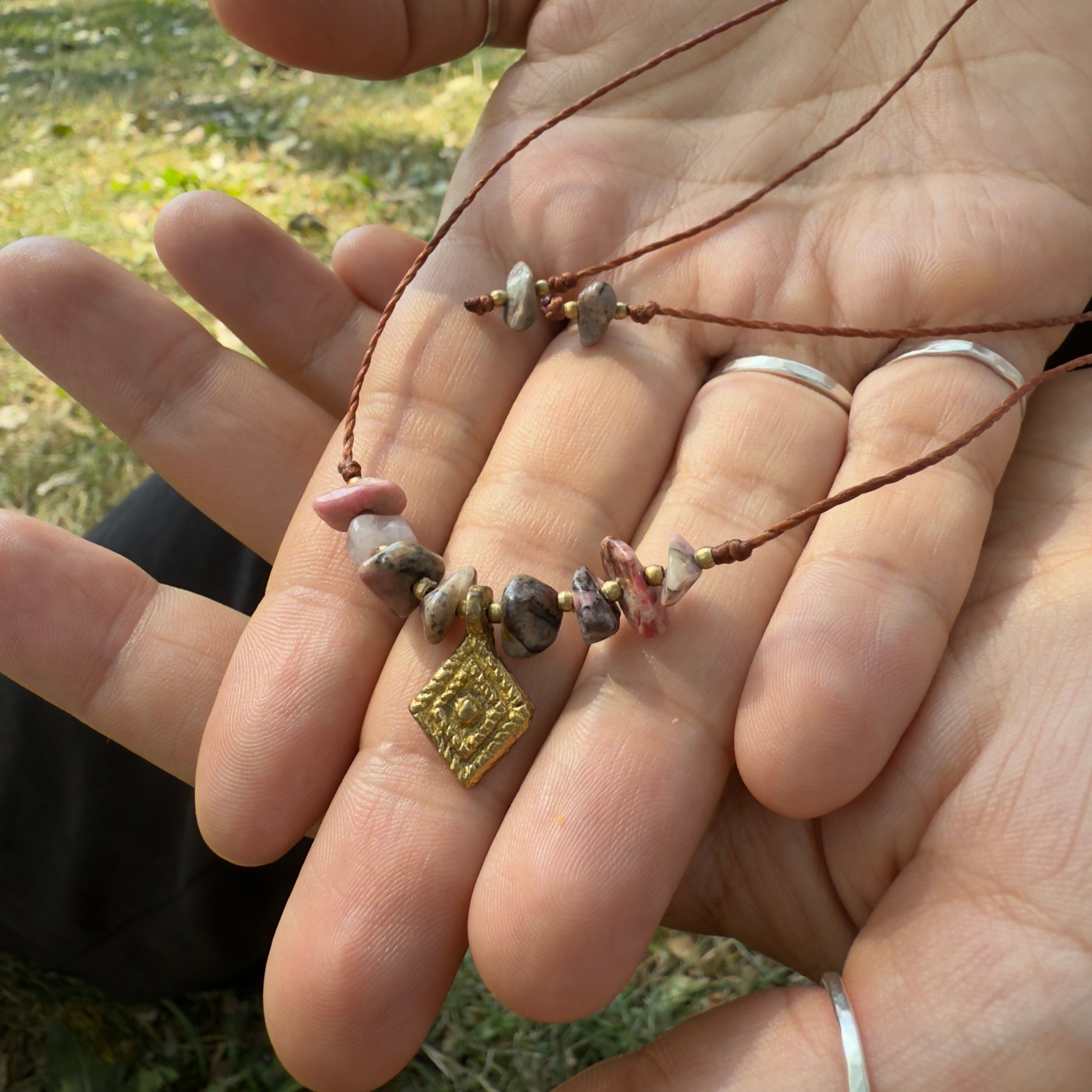 Edelsteinkette mit Messinganhänger