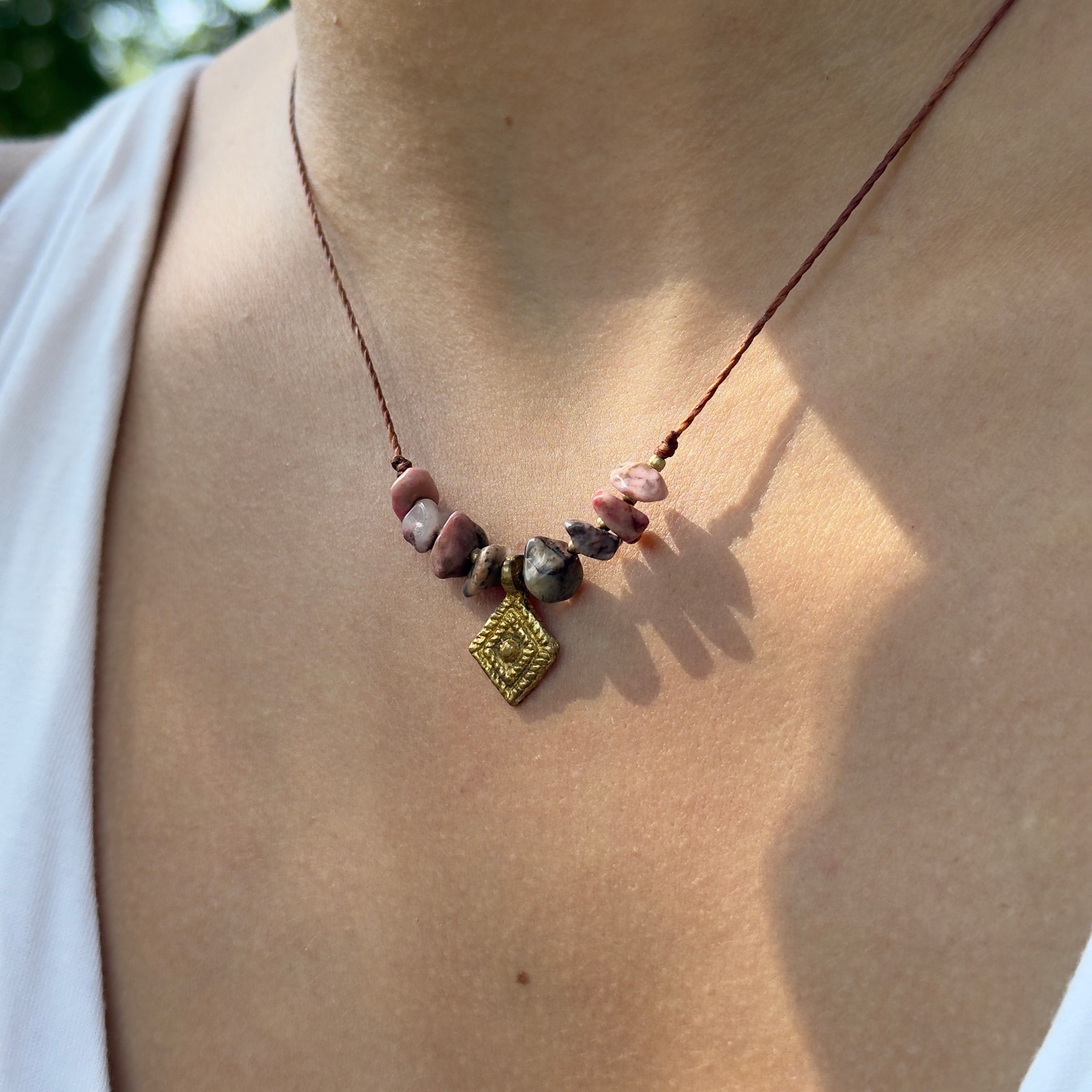 Edelsteinkette mit Messinganhänger
