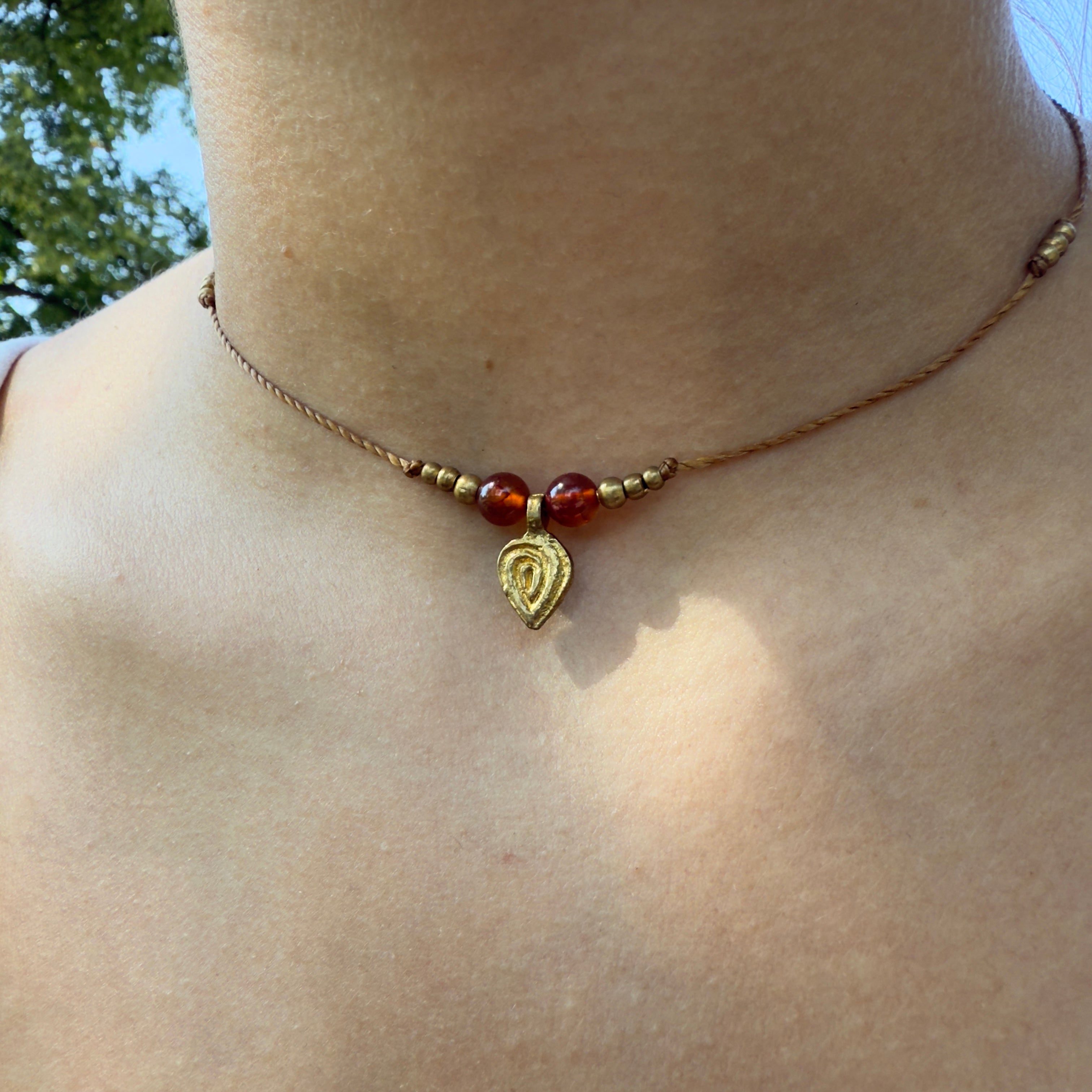 Kette mit Messingperlen und Anhänger